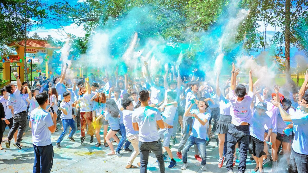 people throwing blue powder at daytime